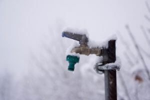 garden-tap-with-snow